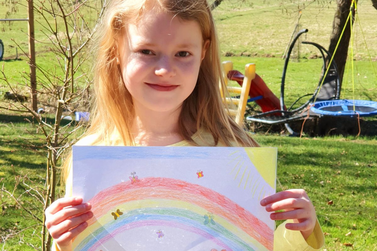 Foto Kind mit gemaltem Bild
