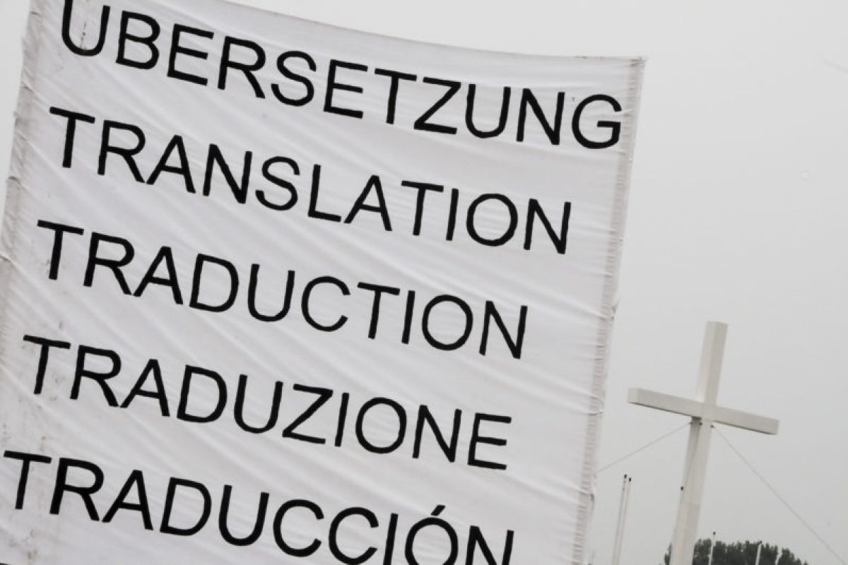 Zeigt ein Banner, auf dem in verschiedenen Sprachen das Wort Übersetzung steht.